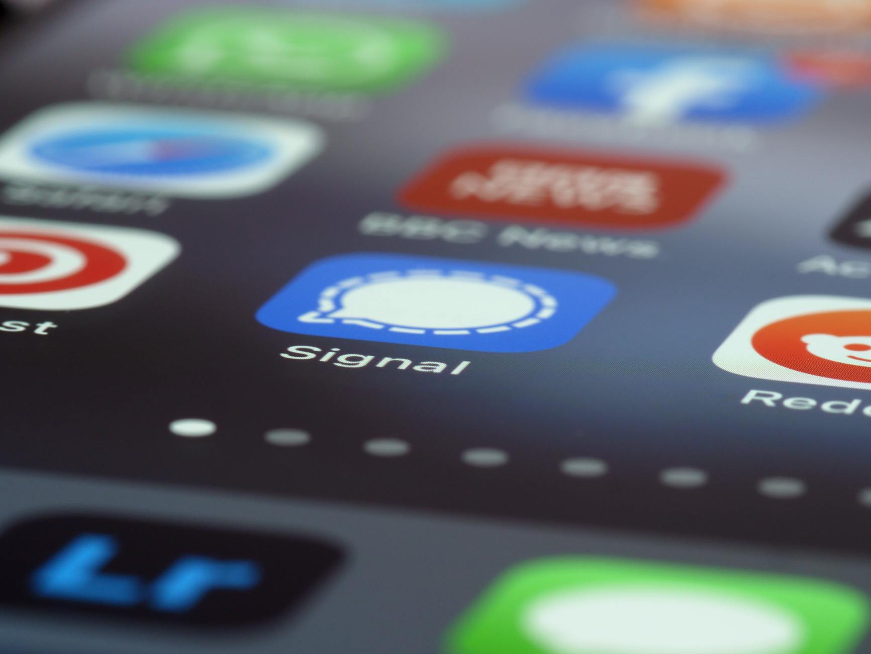 Ekran smartfona z ikonami aplikacji i wyróżnioną aplikacją Signal