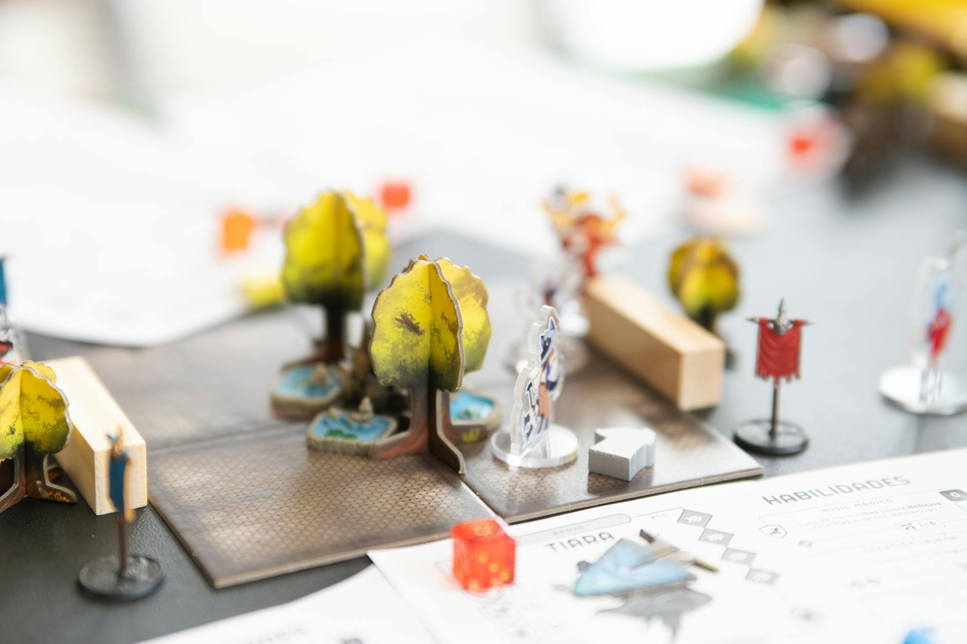 Stół do gry fabularnej z figurkami i kośćmi podczas sesji RPG