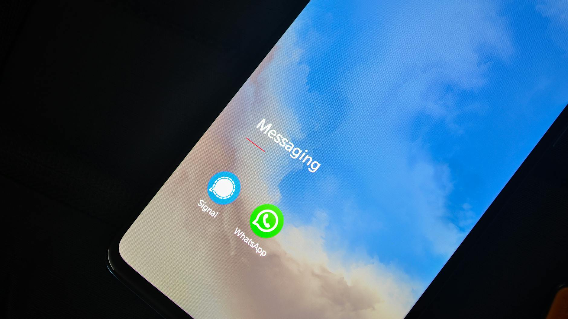 Zbliżenie ekranu smartfona z aplikacjami Signal i WhatsApp