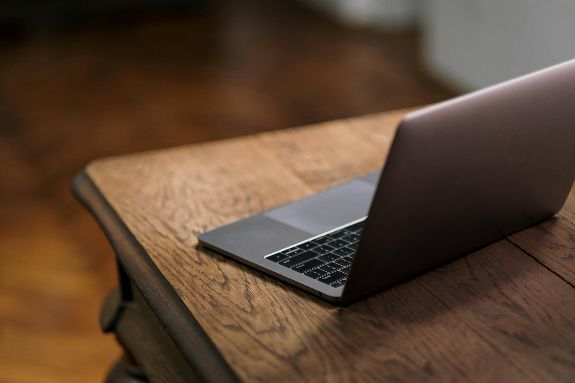 Laptop na drewnianym biurku jako przykład urządzenia w trybie czuwania