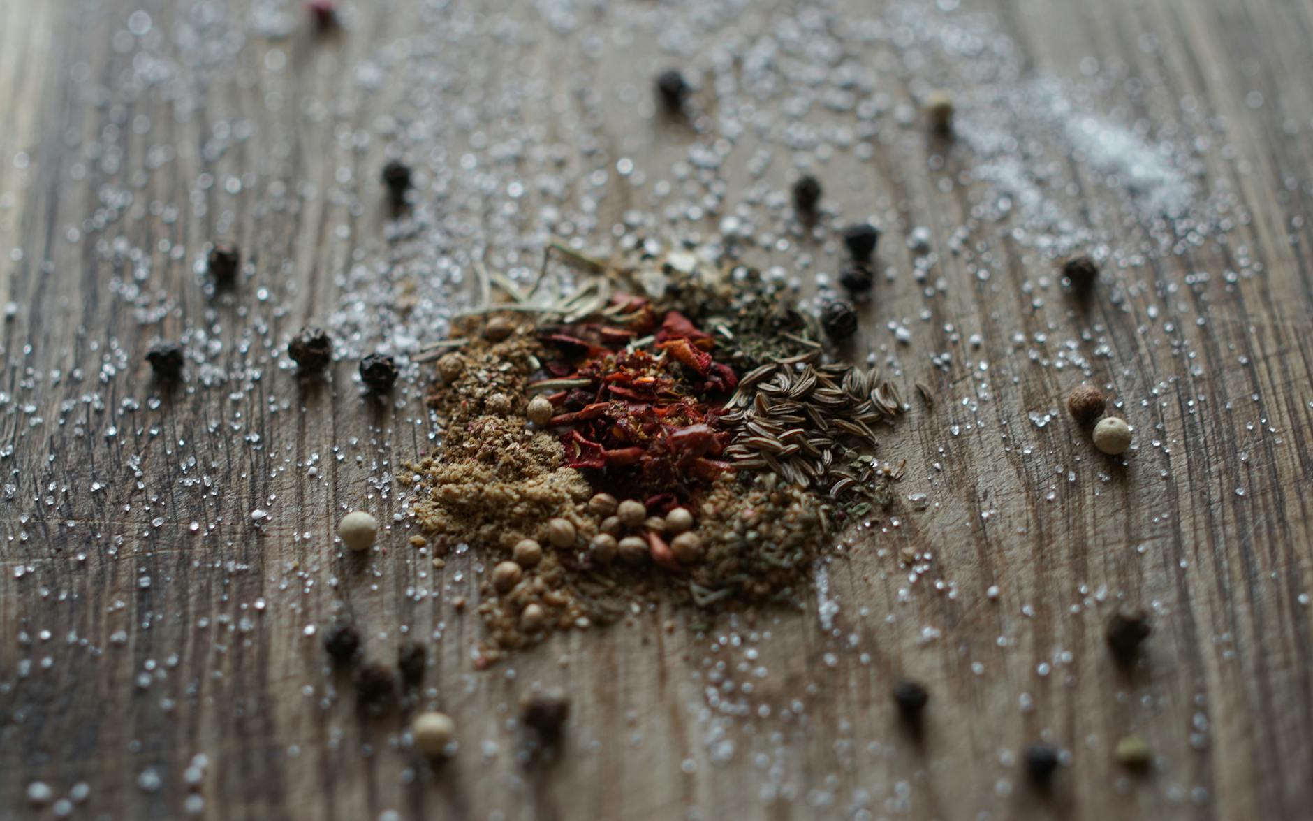 Mieszanka włoskich przypraw i gruboziarnista sól na drewnianym blacie
