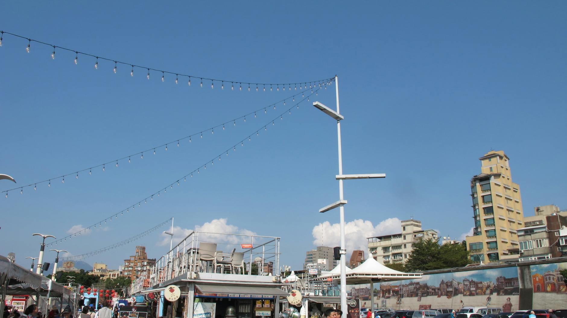 Tajwański targ uliczny Dadaocheng w słoneczny dzień