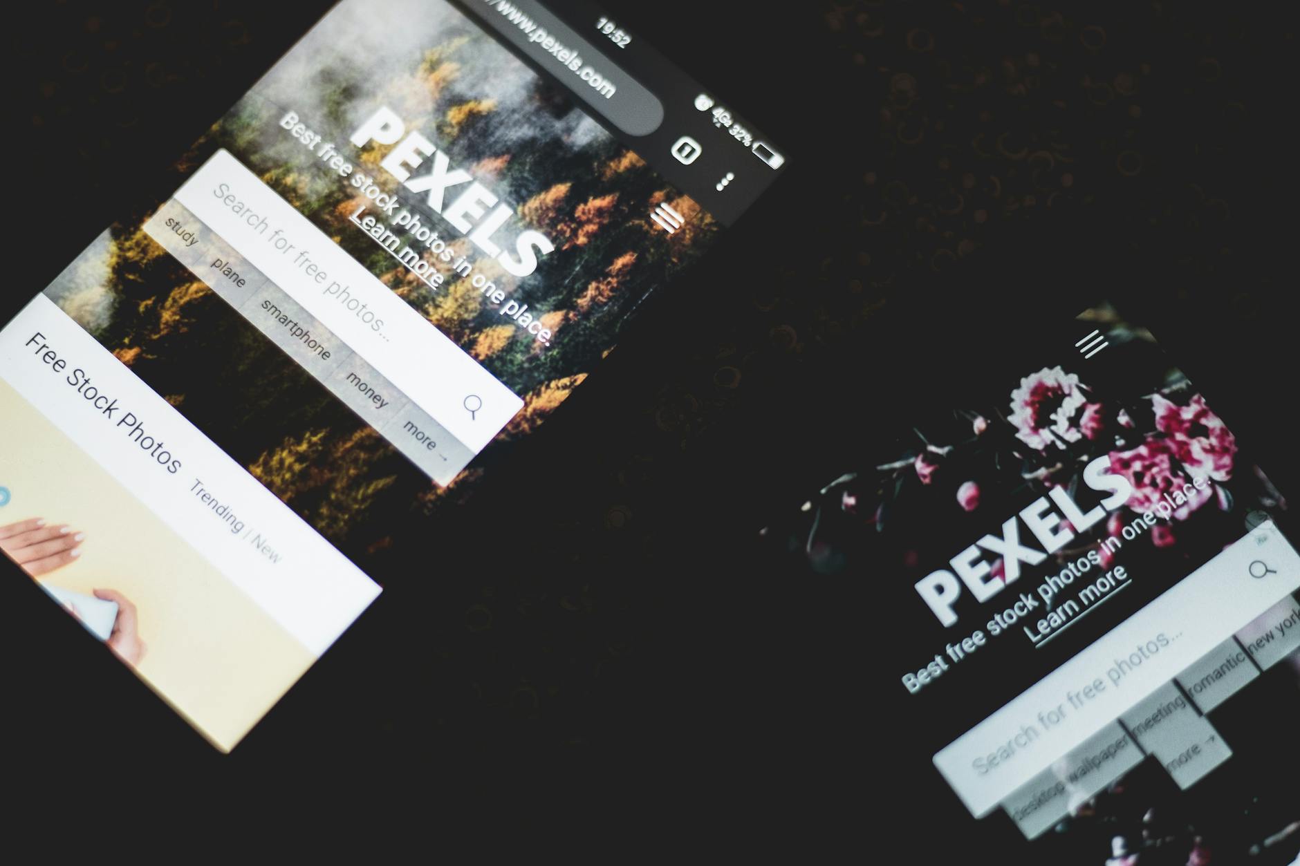 Zbliżenie smartfonów z włączoną stroną internetową w przeglądarce