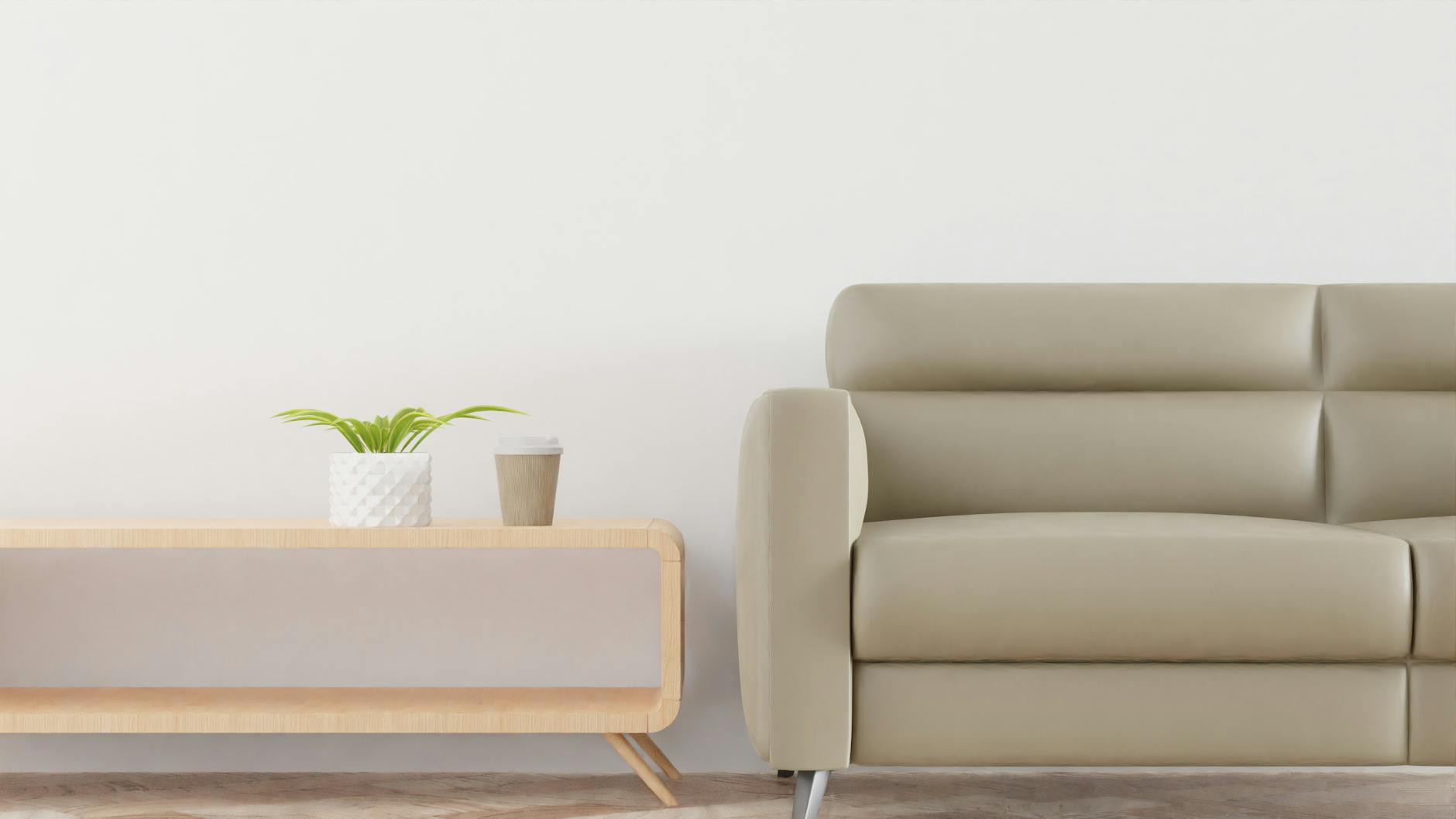 Beżowa kanapa w nowoczesnym salonie z kawą na drewnianym stoliku