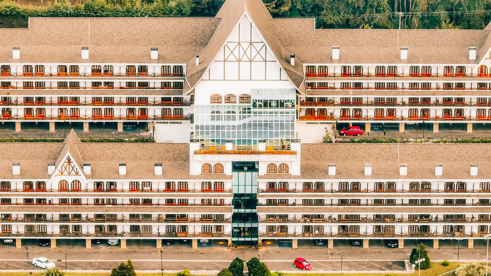 Luksusowy hotel w górach otoczony lasem, widok z lotu ptaka