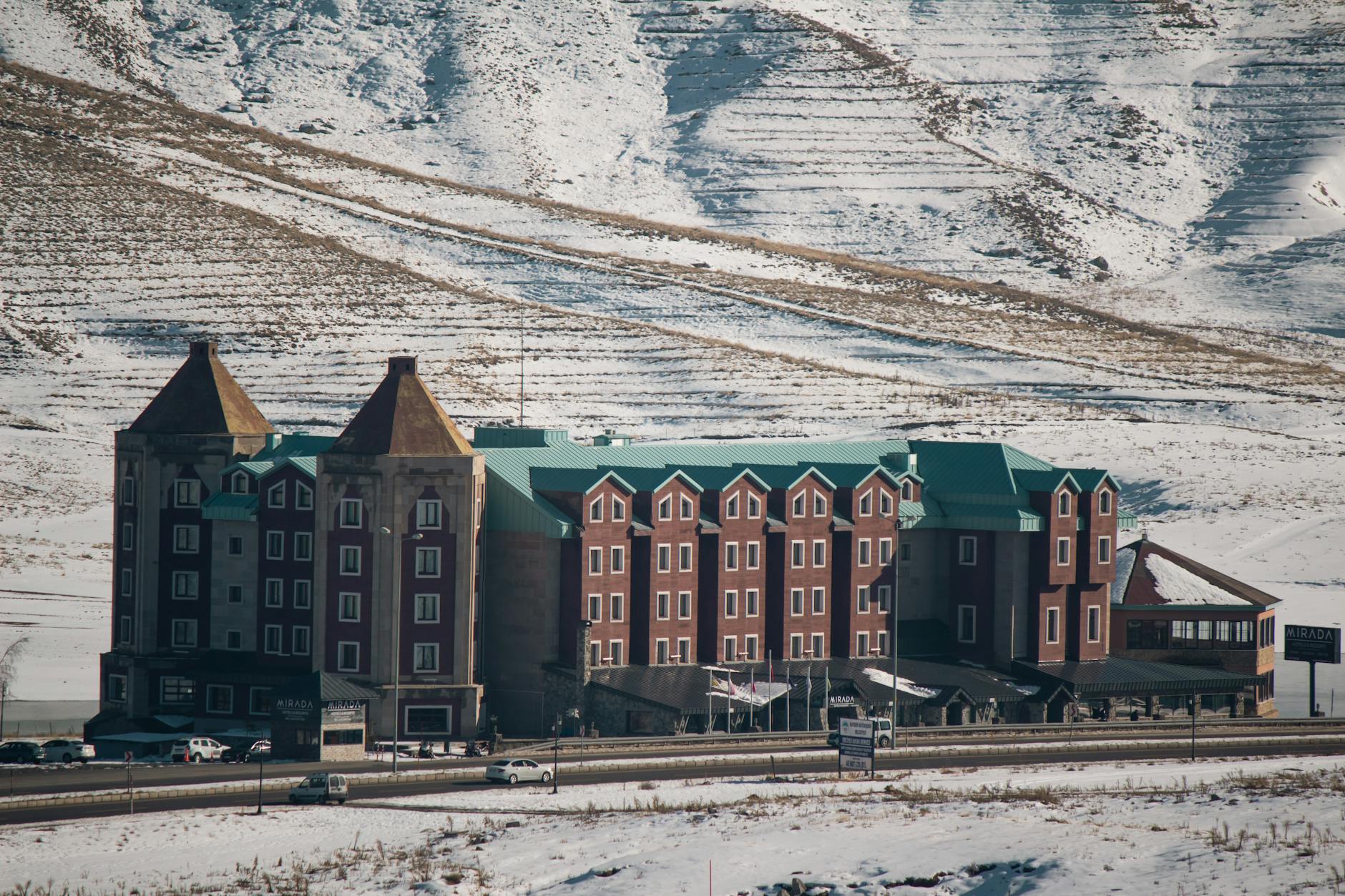 Nowoczesny hotel w śnieżnych górzystych okolicach Turcji