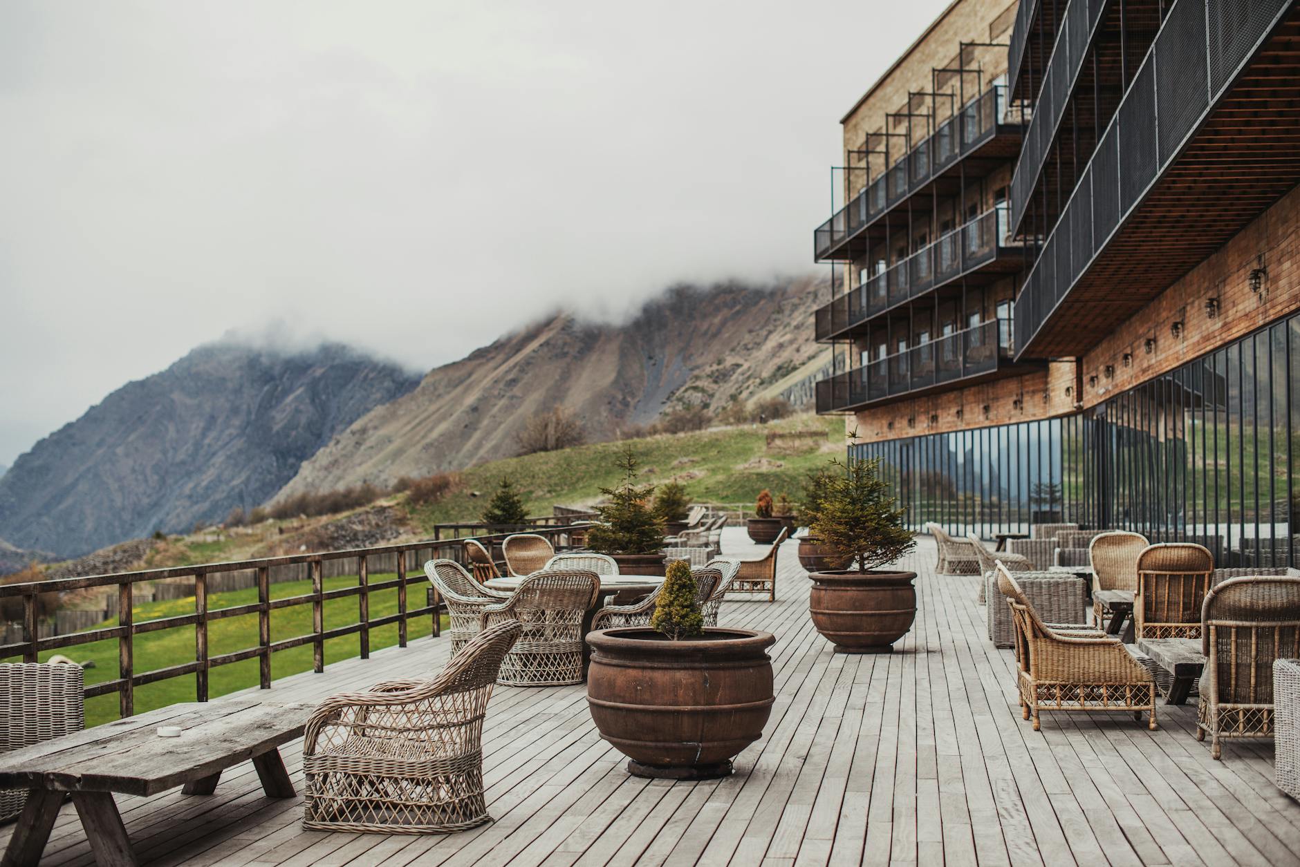 Taras nowoczesnego hotelu z widokiem na górskie szczyty
