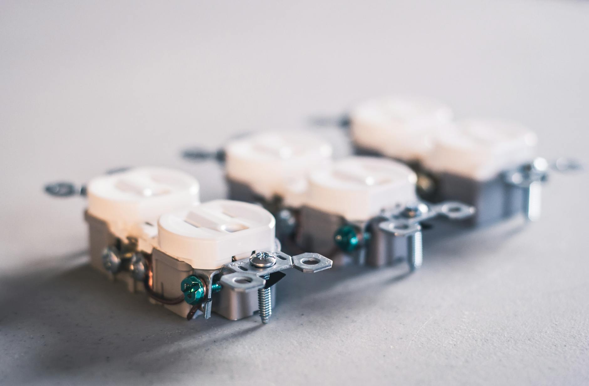 Zbliżenie gniazdek elektrycznych w listwie zasilającej