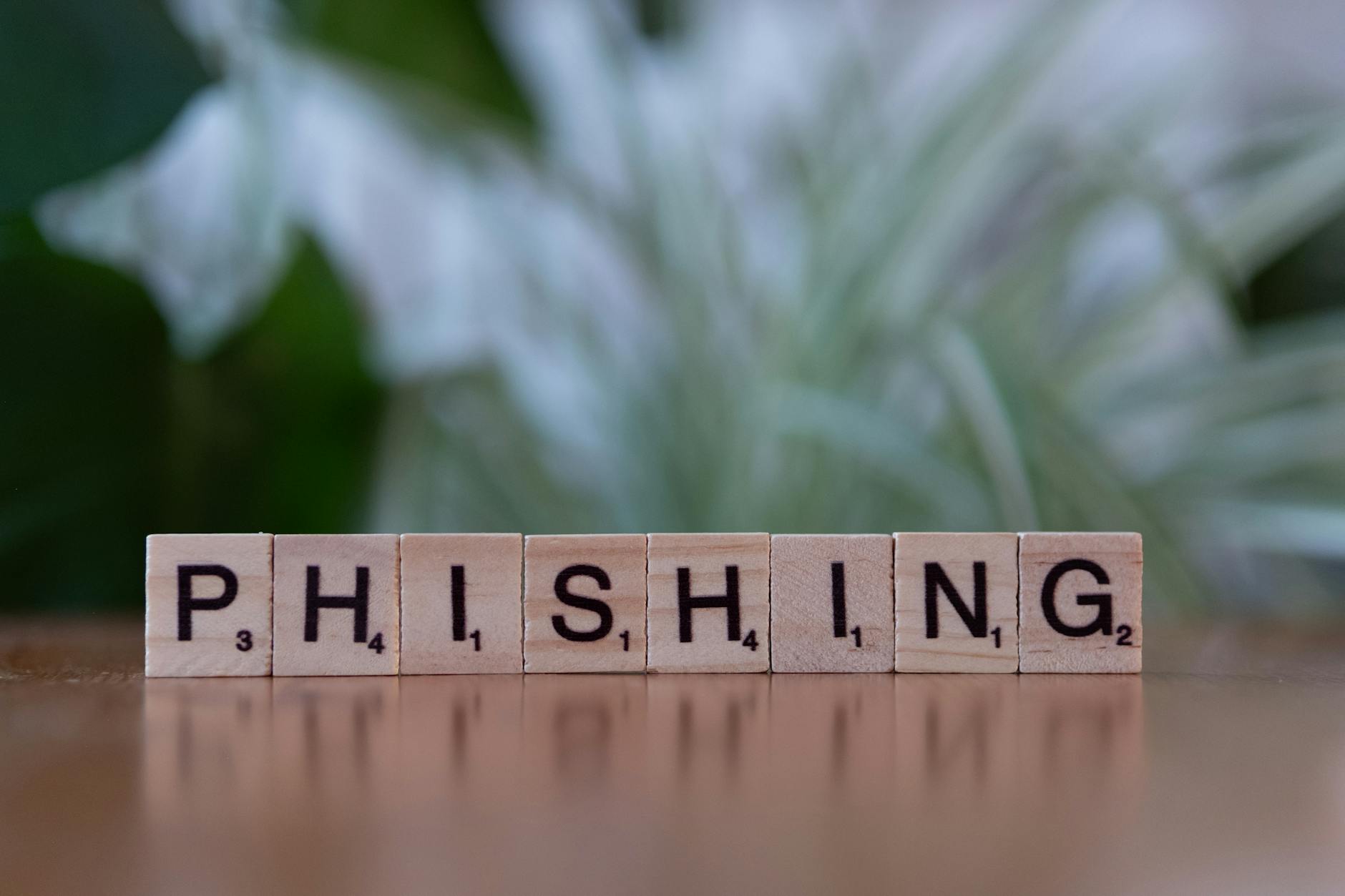 Drewniane kostki z napisem phishing nawiązujące do cyberoszustw