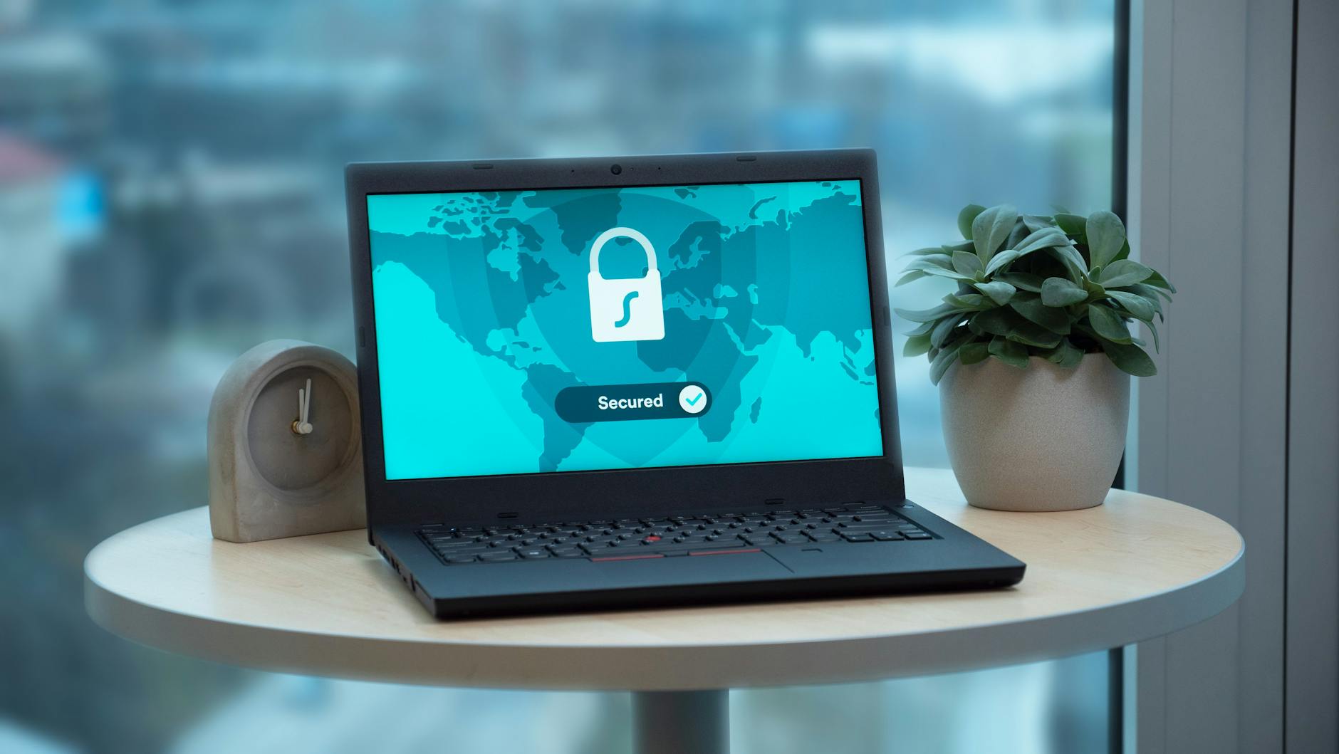 Laptop z ikoną kłódki na biurku, symbol bezpieczeństwa internetu