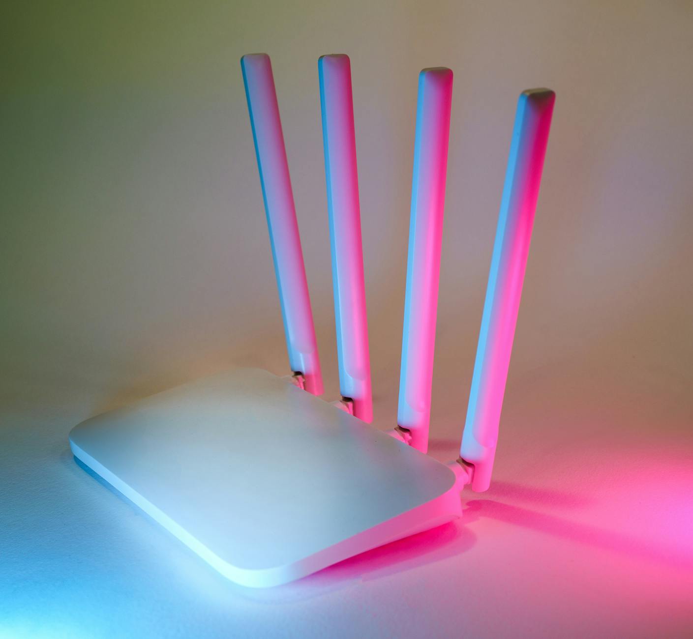 Nowoczesny router Wi-Fi podświetlony kolorowymi neonowymi diodami