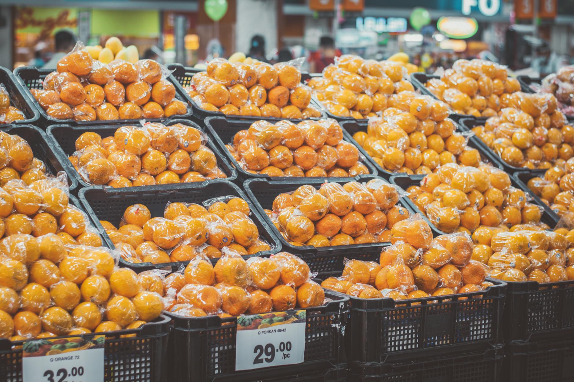 Pomarańcze w folii z widocznymi cenami w supermarkecie
