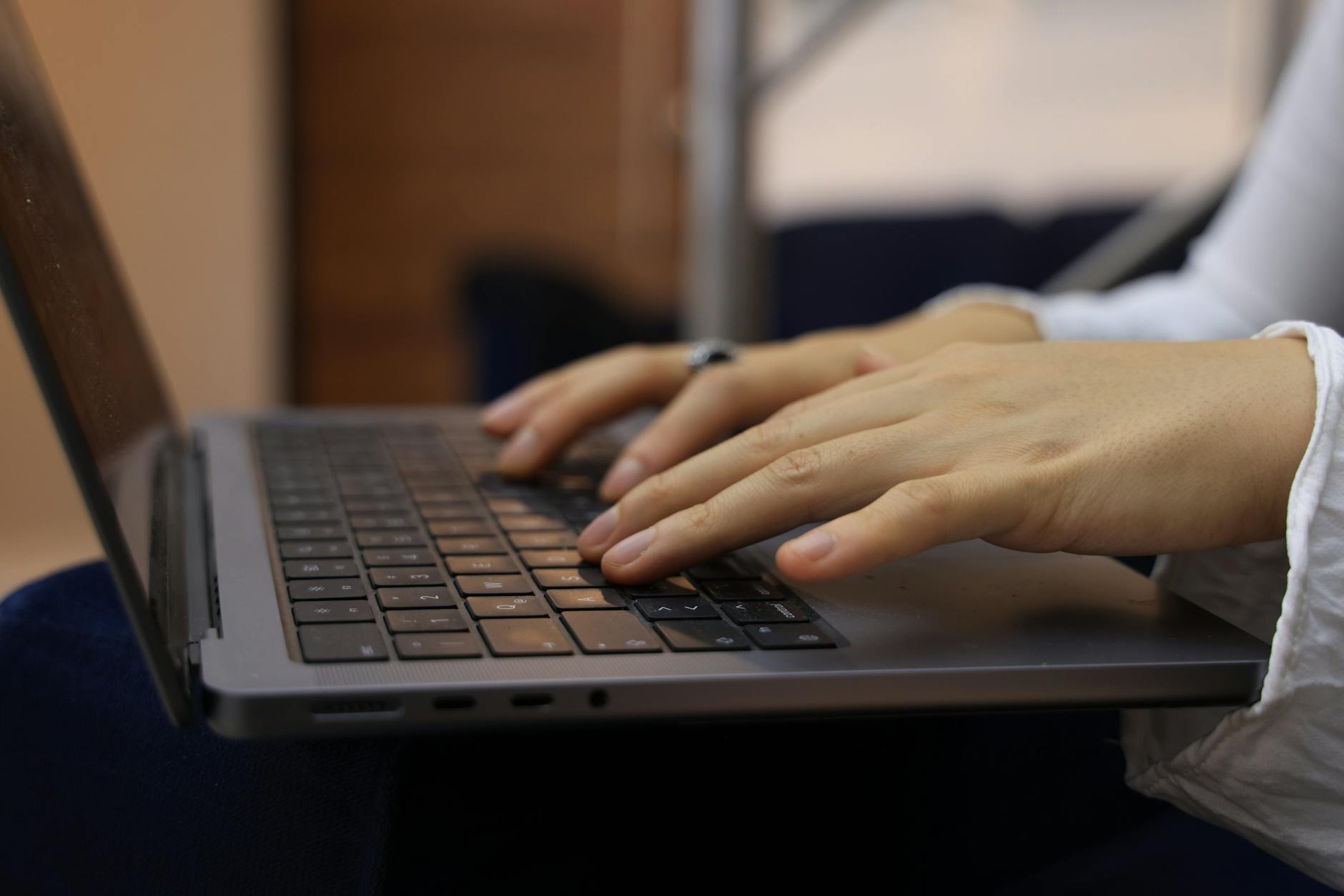Dłonie piszące na klawiaturze laptopa w biurze Dłonie piszące na klawiaturze laptopa w biurze