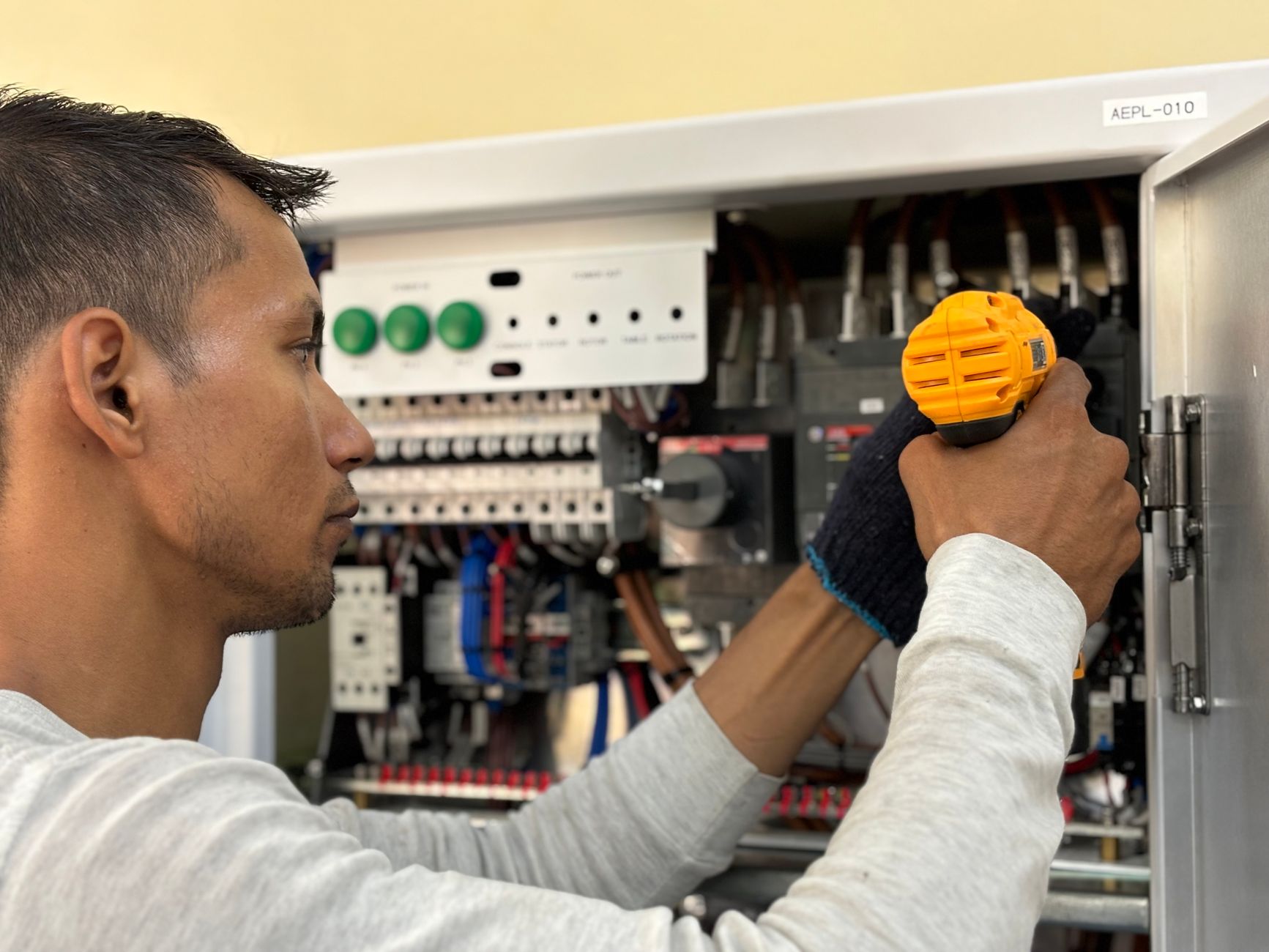 Elektryk wiertarką naprawia instalację elektryczną w mieszkaniu Elektryk wiertarką naprawia instalację elektryczną w mieszkaniu