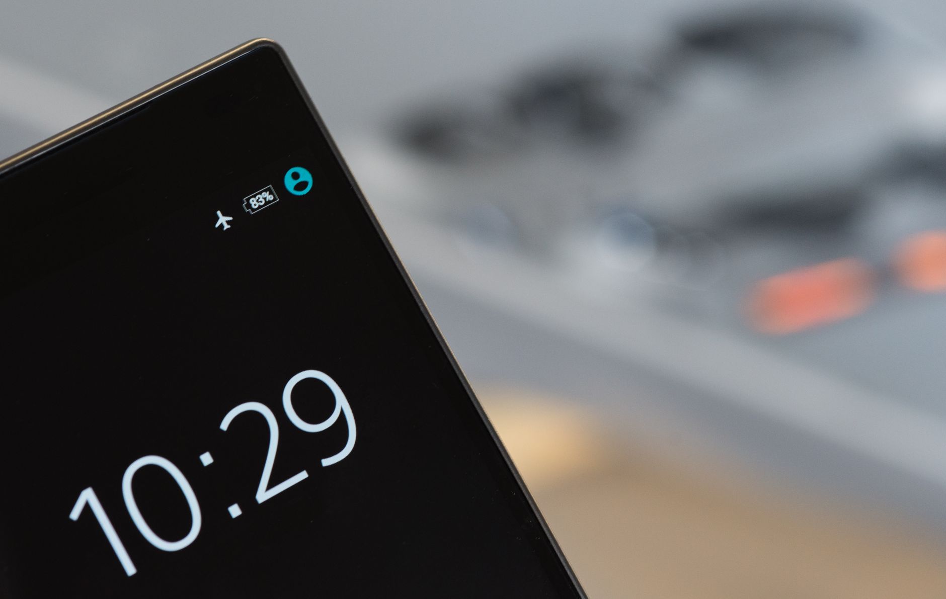 Smartfon z wyświetlonym czasem 10:29 na rozmytym tle