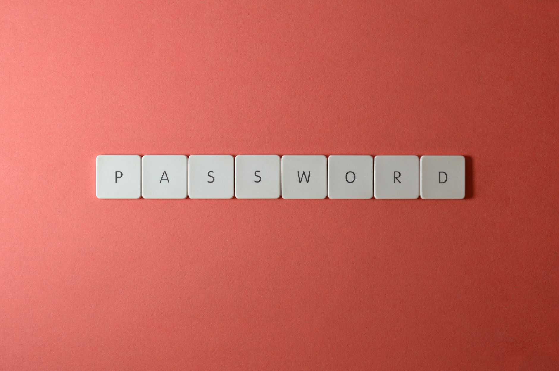 Białe klawisze z napisem PASSWORD na koralowym tle