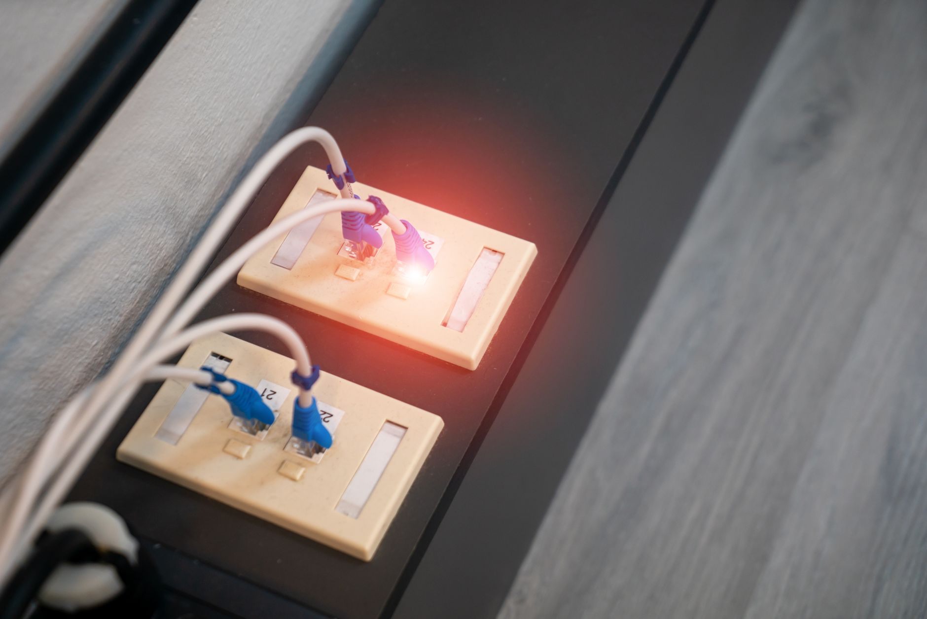 Zbliżenie portów Ethernet routera z podłączonymi kablami i diodami LED